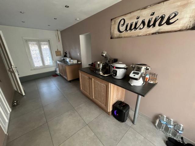 Maison semi individuelle située au coeur du village ! Très bo