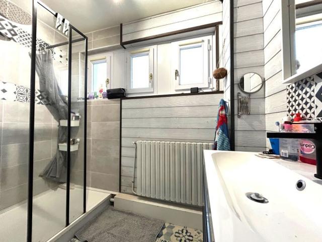 Proche du centre et des commodités, semi individuelle très b