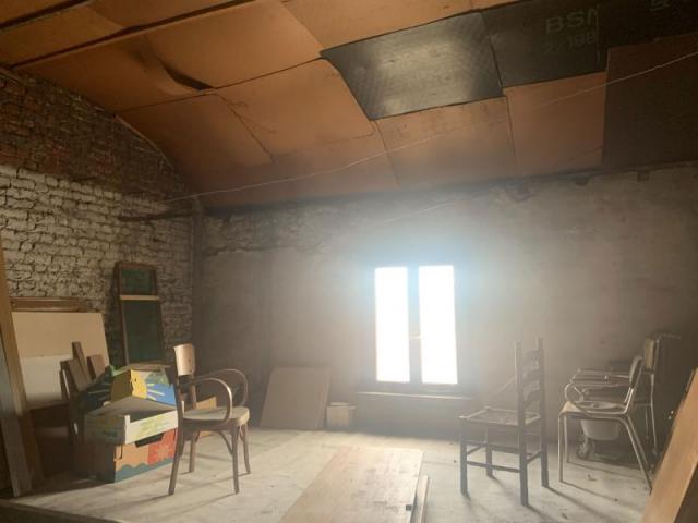 Maison 1930 mitoyenne, bon état située en centre ville + esp