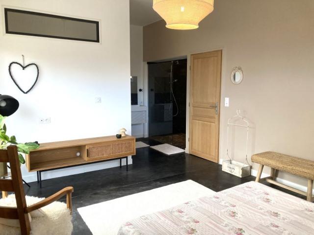 Grange entièrement rénovée en plain-pied, développant 160m2 