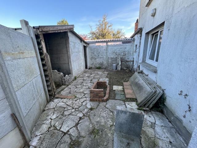 Maison mitoyenne à rénover, beau potentiel, secteur calme ! 