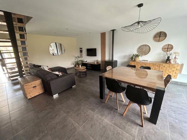 Pavillon individuel semi plain-pied, développant 141m2 et bâ