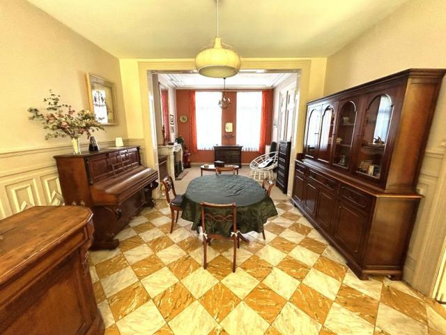 Maison bourgeoise semi individuelle située proche des commod