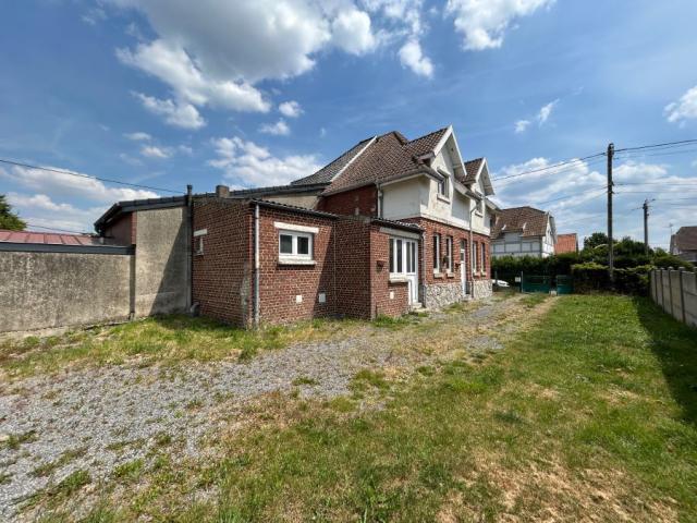Maison semi individuelle des années 20 bâtie sur 352 m2 de t