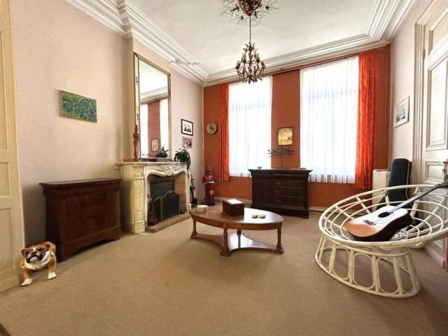 Maison bourgeoise semi individuelle située proche des commod