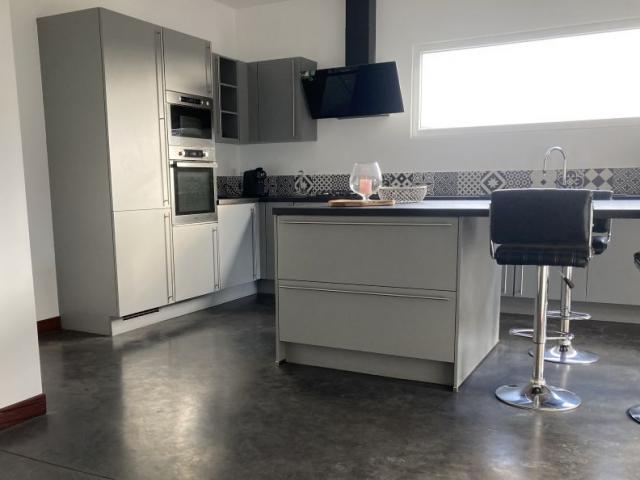 Grange entièrement rénovée en plain-pied, développant 160m2 
