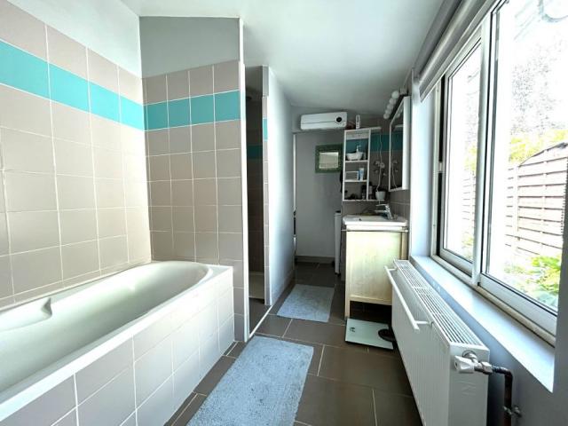 Maison de ville mitoyenne de 86m2 en excellent état bâtie su