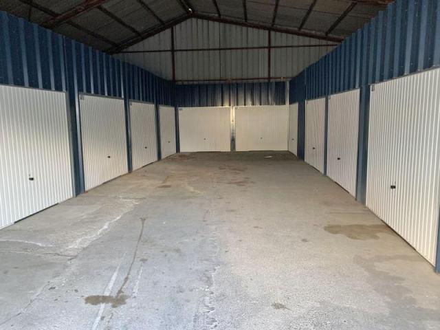 EXCLUSIVITE ! Idéal investisseurs ! Lot de 19 garages + 1 bo