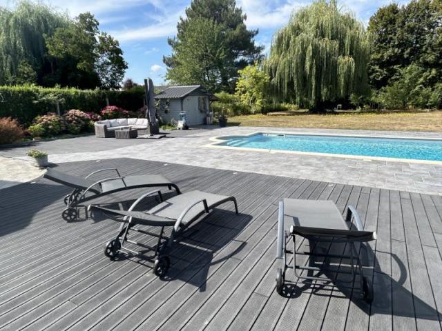 Fermette en L entièrement rénovée avec piscine chauffée déve