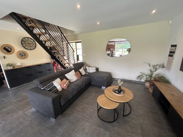 Pavillon individuel semi plain-pied, développant 141m2 et bâ