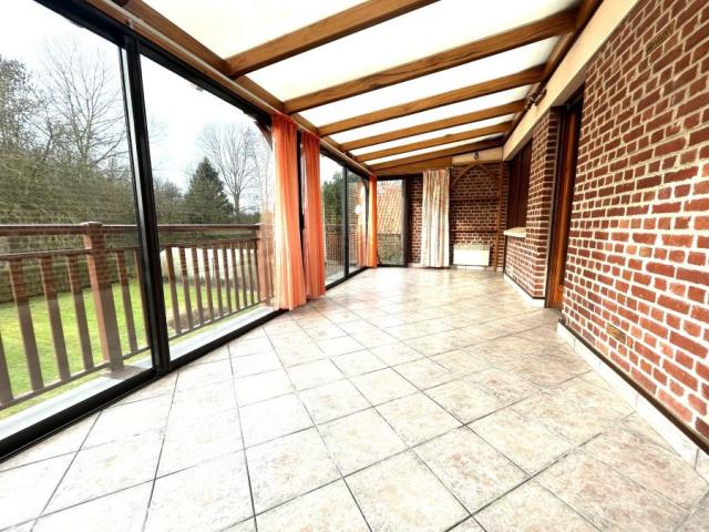 Proche des commodités beau potentiel pour cette maison indiv