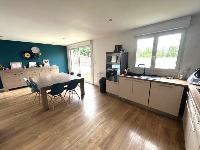 Maison semi-individuelle de 118m2 rénovée bâtie sur une parc