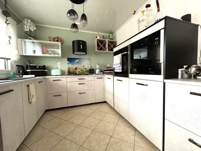 Plain-pied semi individuel entièrement rénové, avec extérieu