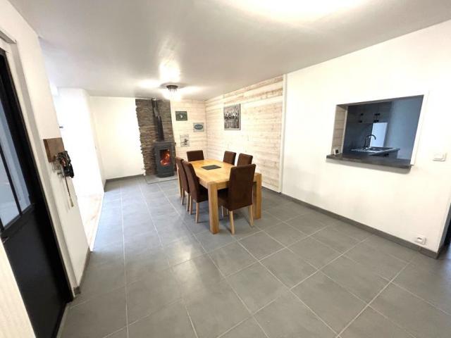 Maison de campagne rénovée développant 139m2 et bâtie sur un