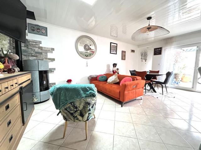 Plain-pied semi individuel entièrement rénové, avec extérieu