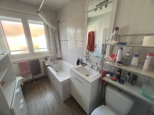 Semi individuelle rénovée développant 92,22m2 et bâtie sur 3