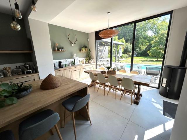 Proche des accès autoroutiers et des commodités ! Rénovation