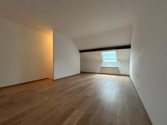 Maison 1930 mitoyenne rénovée avec garage, développant 119m2