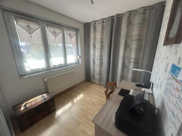 Semi individuelle rénovée développant 92,22m2 et bâtie sur 3