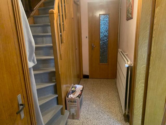 Maison semi individuelle à rénover avec garage, bâtie sur un