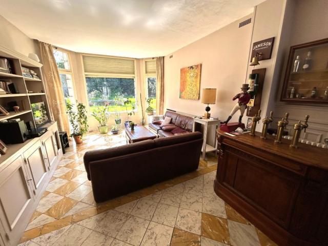 Maison bourgeoise semi individuelle située proche des commod