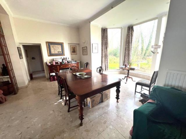 Château des années 30 avec maison d'invitée et dépendances, 