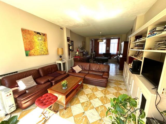 Maison bourgeoise semi individuelle située proche des commod