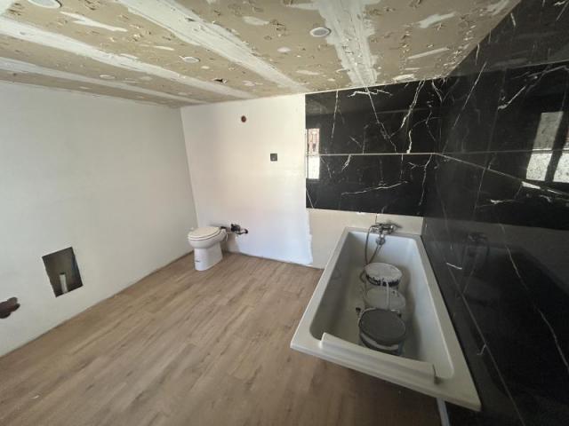 Hyper centre, maison semi individuelle à rénover de 92m2 ave