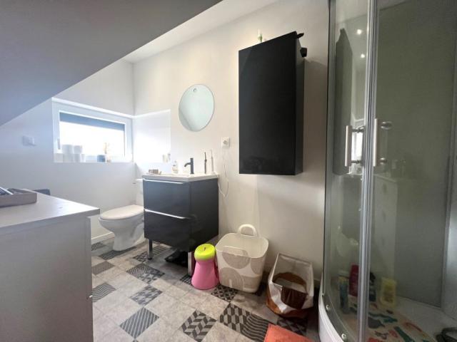 Maison semi individuelle située en secteur prisé, entièremen