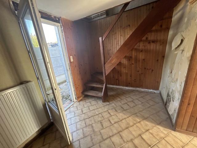 Maison mitoyenne à rénover, beau potentiel, secteur calme ! 