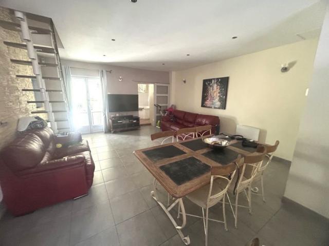 Située en centre ville, proche des commodités et de la gare,