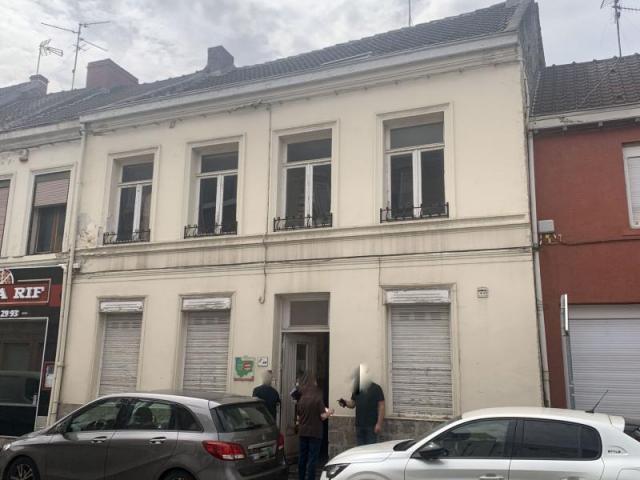 Maison de style bourgeoise mitoyenne en centre ville avec ja