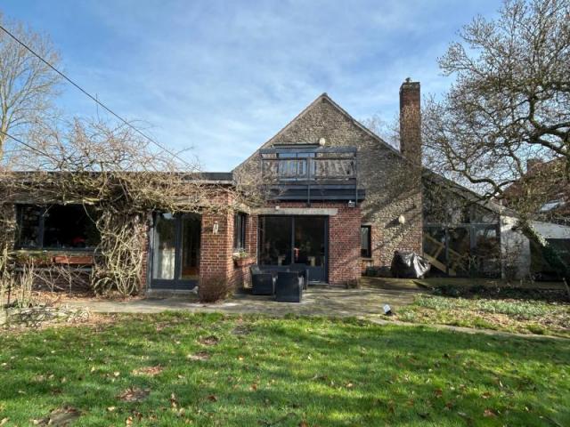 Belle maison de campagne bénéficiant de beaux volumes et bât