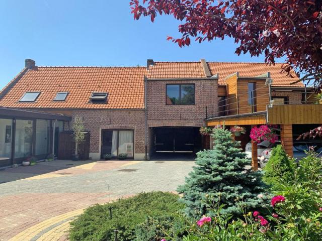 Corps de ferme entièrement rénovée avec matériaux de qualité