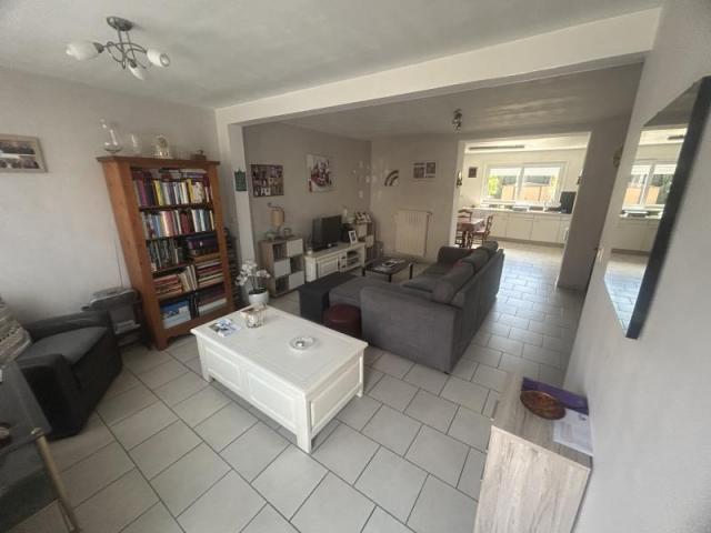 Semi individuelle rénovée développant 92,22m2 et bâtie sur 3