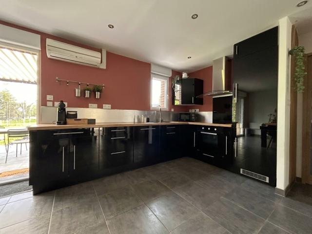 Pavillon individuel semi plain-pied, développant 141m2 et bâ