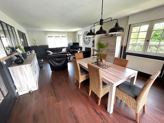 Beau plain pied individuel des années 90 développant 128m2 h