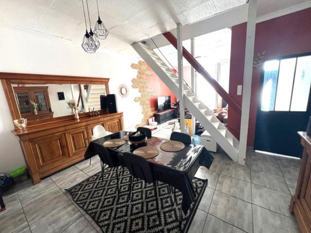 Maison de ville mitoyenne de 108,51m2 bâtie sur une parcelle