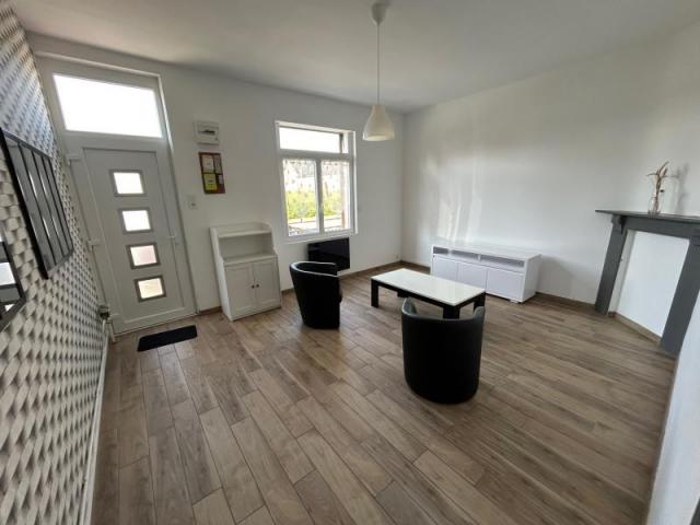 Proche frontière, maison 1930 mitoyenne entièrement rénovée 