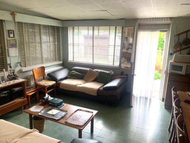 Maison semi individuelle à rénover avec garage, bâtie sur un