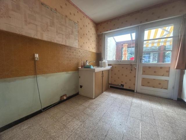 Maison des années 60 de style bel étage à rénover compléteme