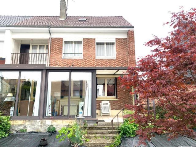 Maison semi individuelle de 93m2 avec garage bâtie sur une p