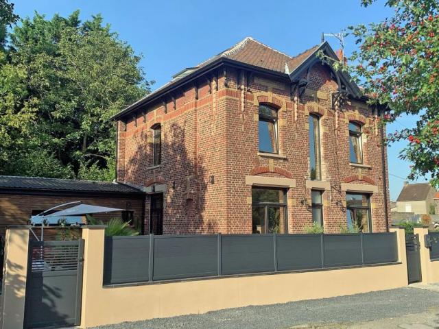 Maison bourgeoise individuelle en retrait de rue, bâtie sur 