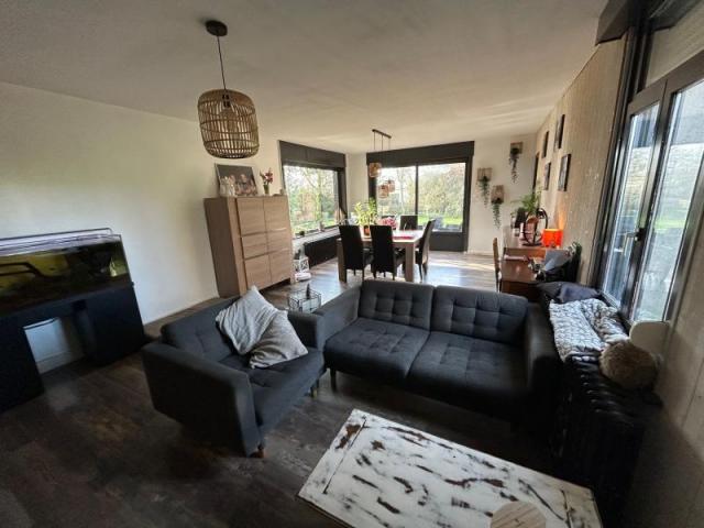 Belle maison de campagne bénéficiant de beaux volumes et bât