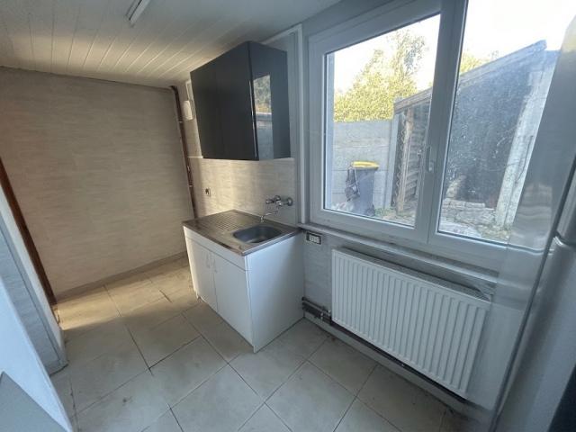 Maison mitoyenne à rénover, beau potentiel, secteur calme ! 