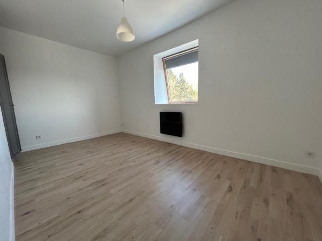 Proche frontière, maison 1930 mitoyenne entièrement rénovée 