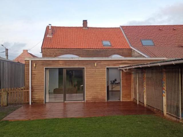 Maison de campagne rénovée développant 139m2 et bâtie sur un