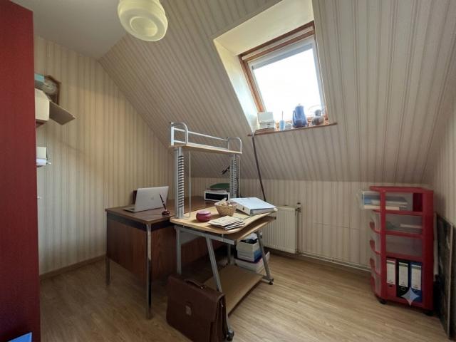 Pavillon individuel de 1986 développant 104m2 et bâti sur 86