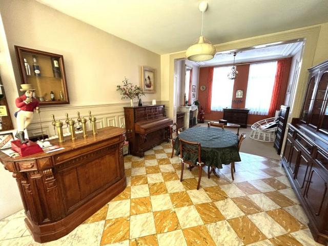 Maison bourgeoise semi individuelle située proche des commod