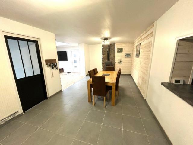 Maison de campagne rénovée développant 139m2 et bâtie sur un